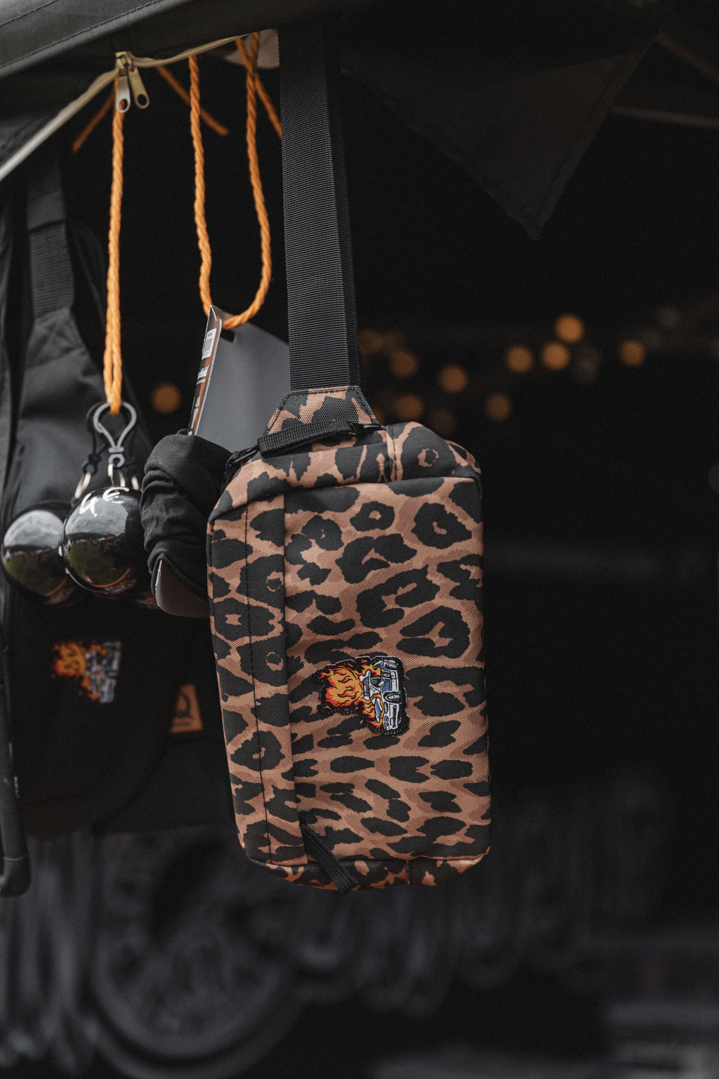 Gürteltasche Leopard-Muster „Burning Cop Car“