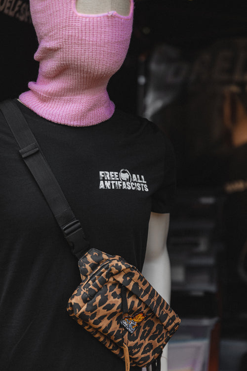 Gürteltasche Leo „Burning Cop Car“ - Leopardenmuster