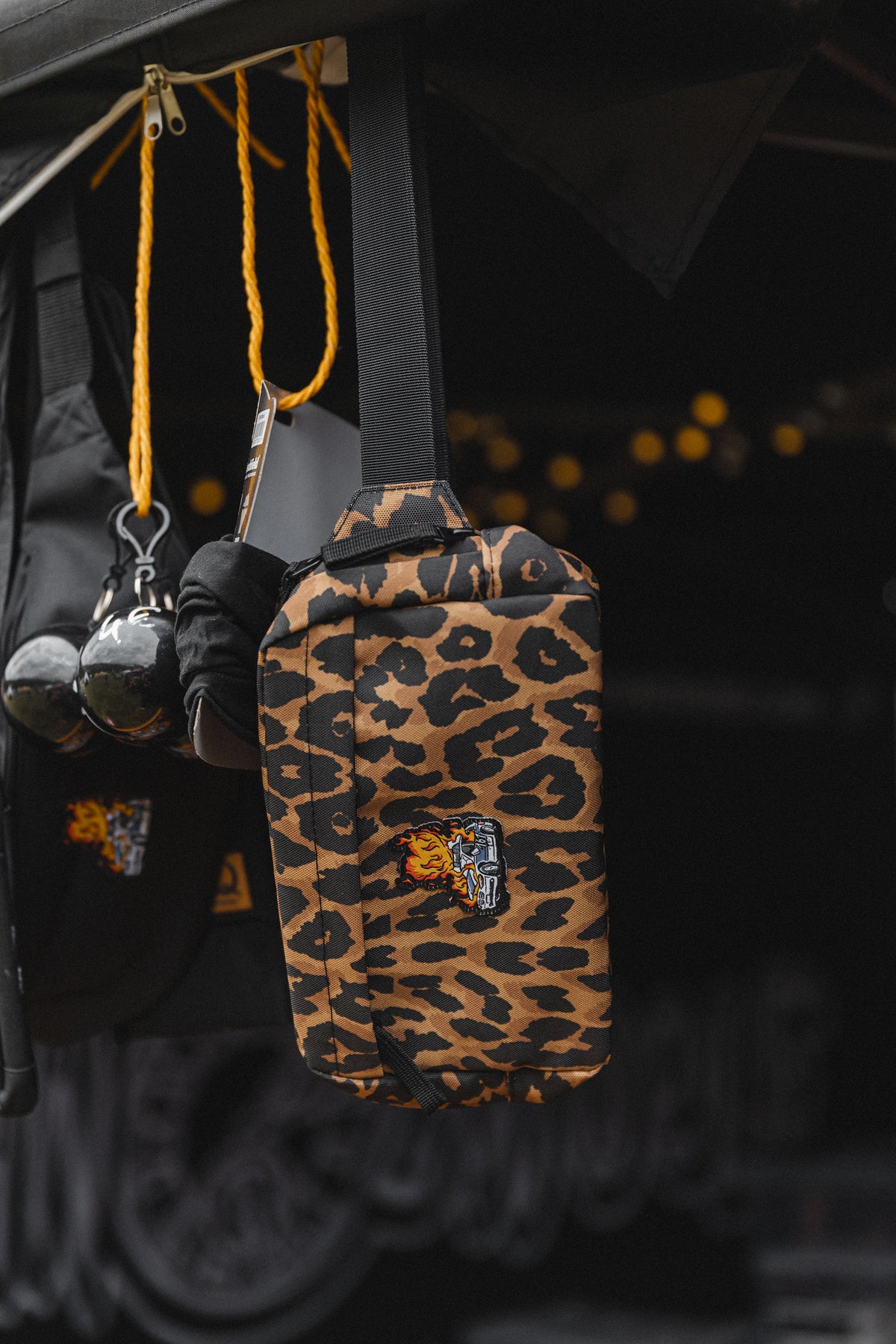 Gürteltasche Leo „Burning Cop Car“ - Leopardenmuster