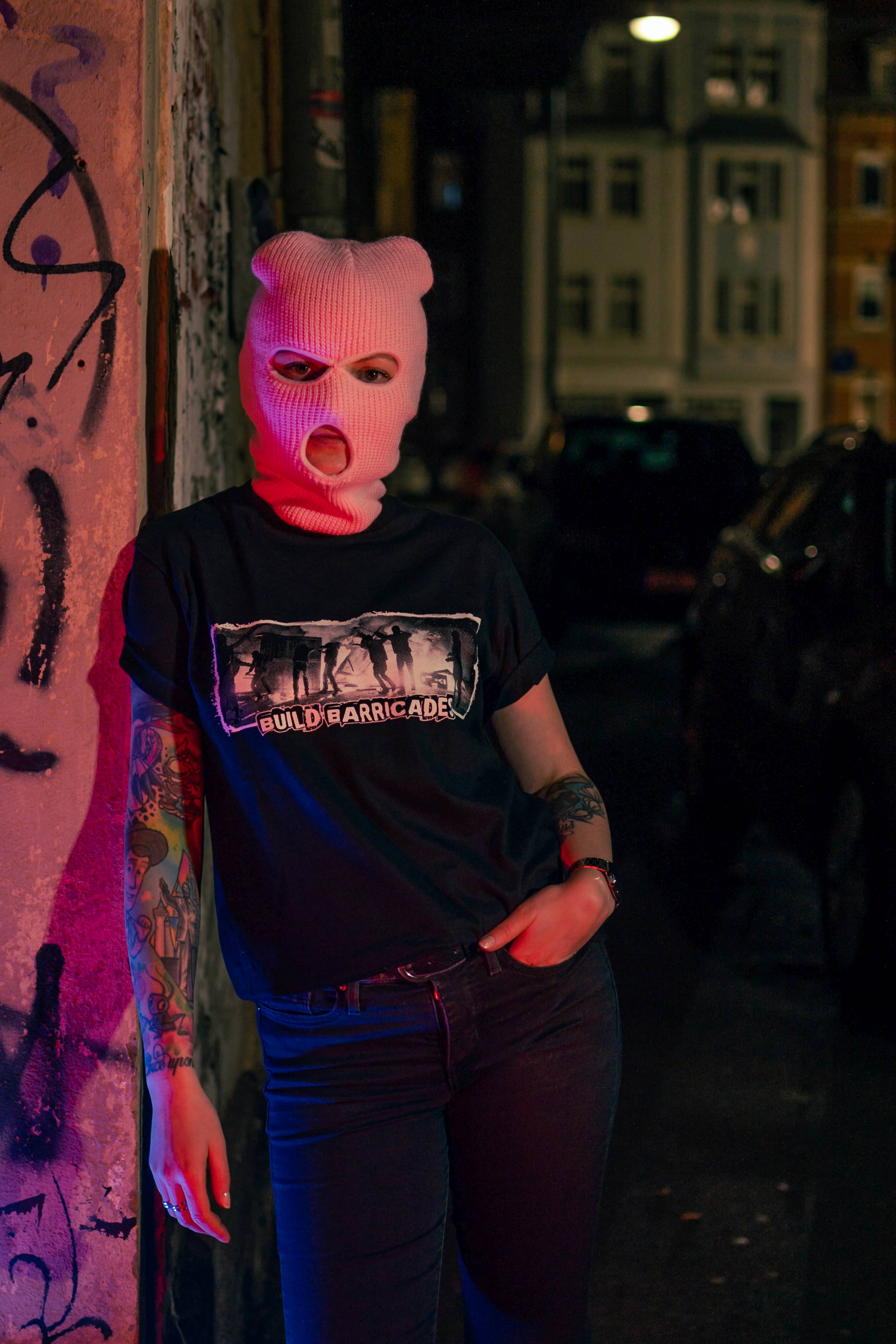 unisex shirt "build barricades"