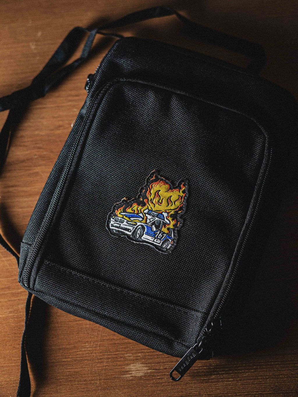 umhängetasche "burning cop car"