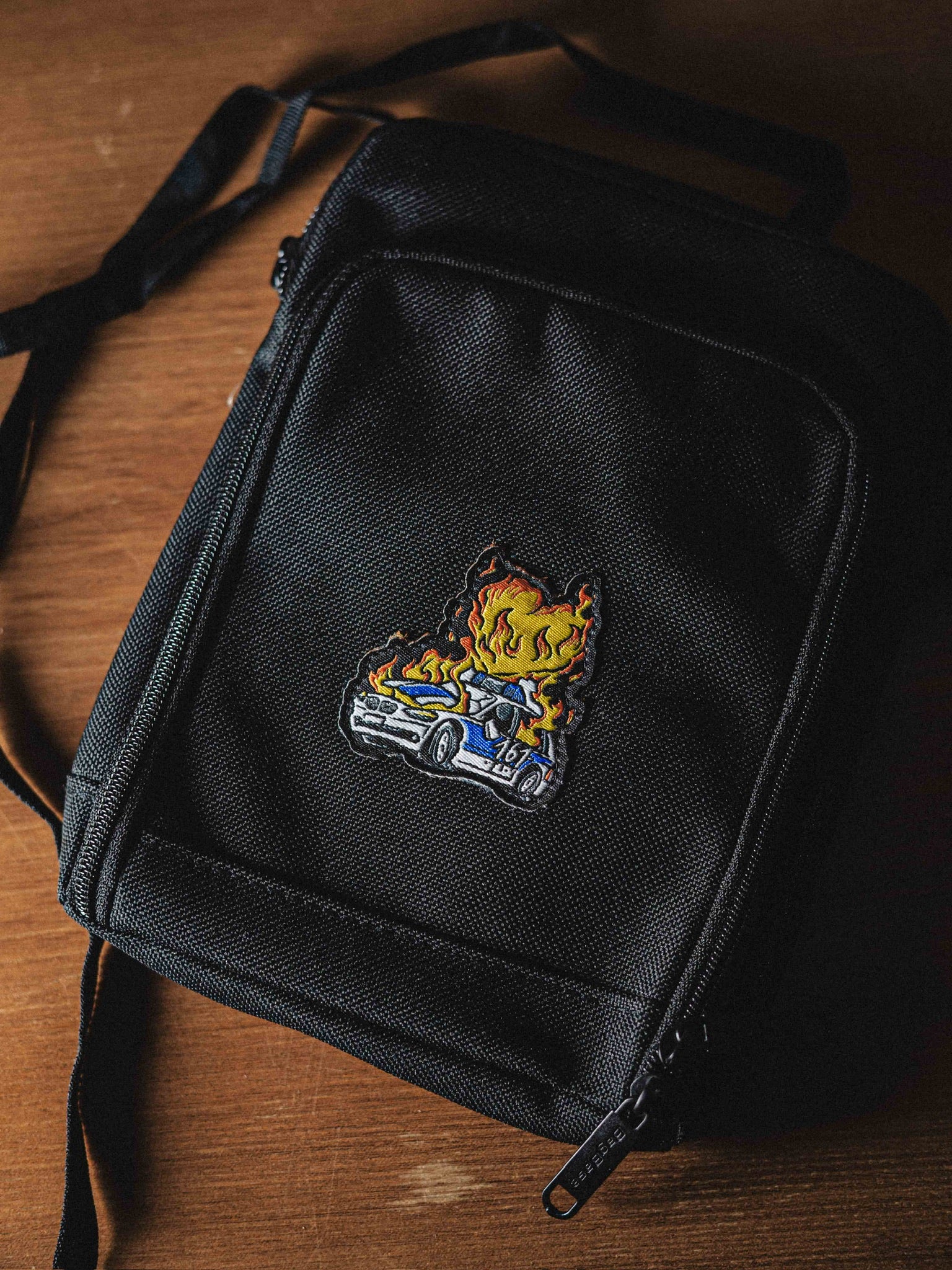 umhängetasche "burning cop car"