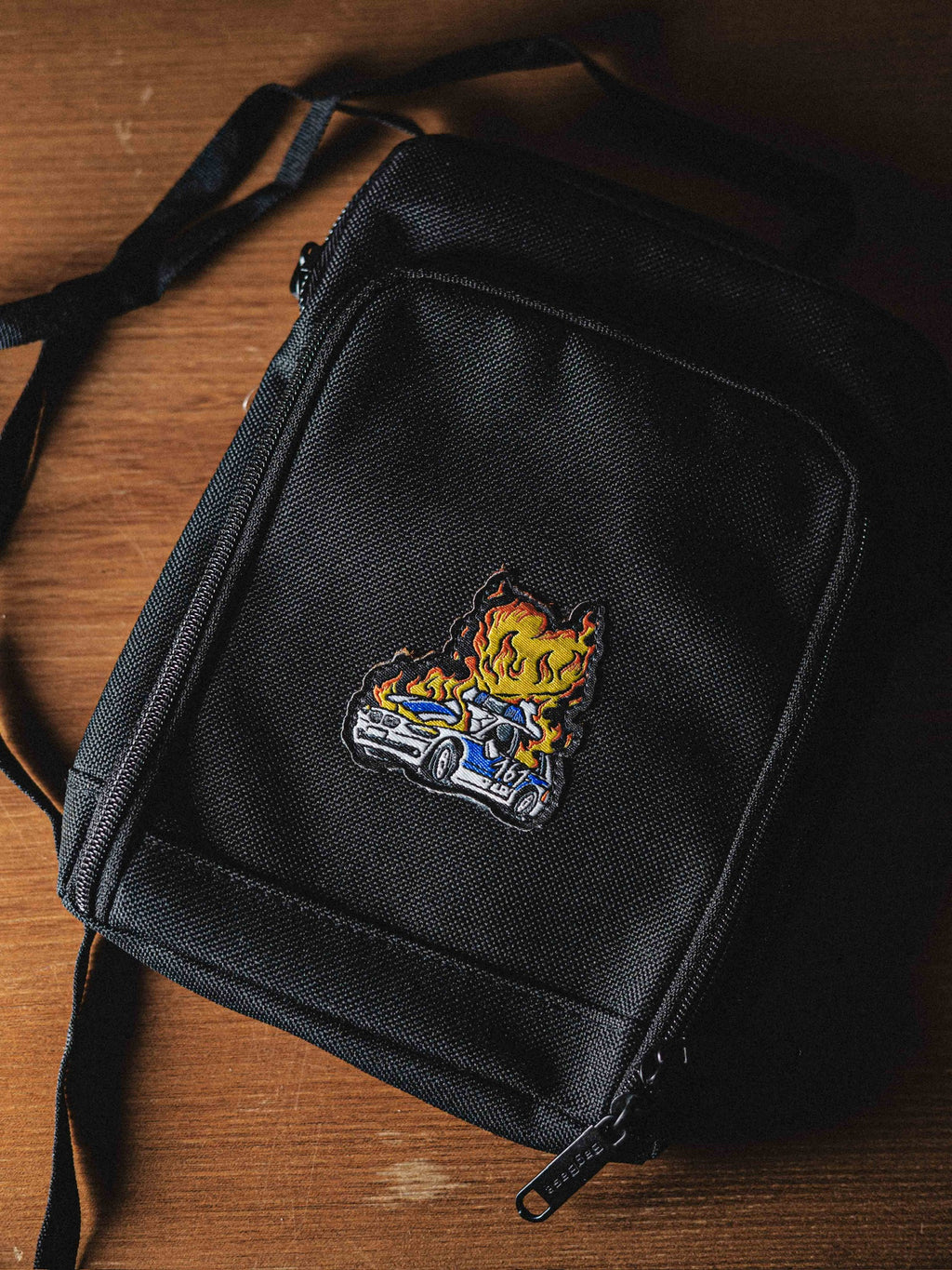 umhängetasche "burning cop car"