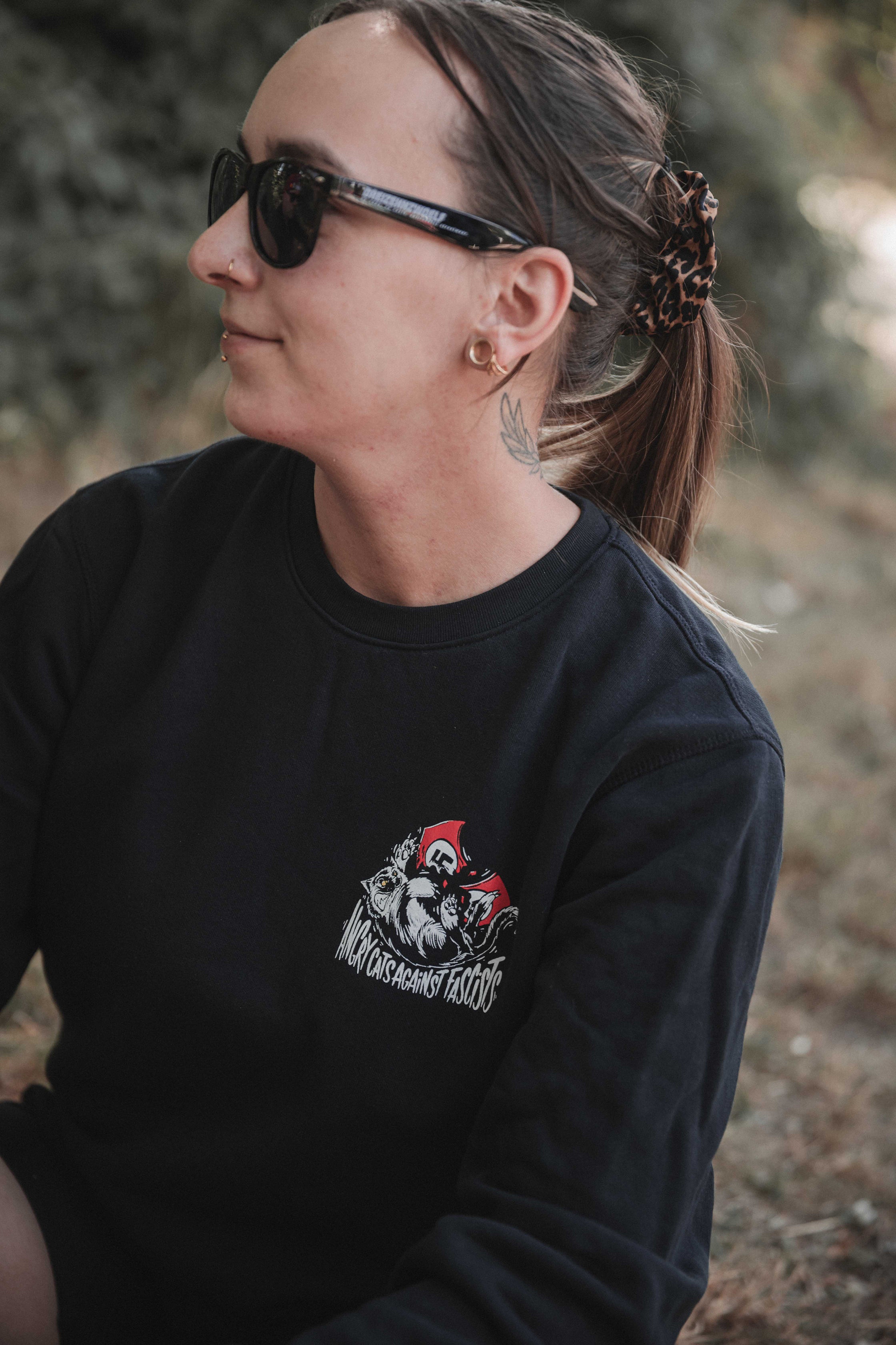 unisex sweater "angy cats against fascists"